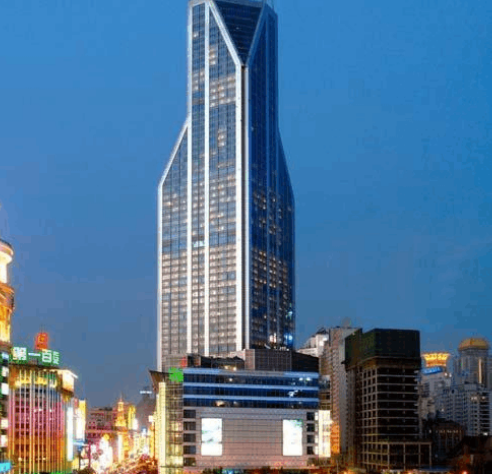 上海世茂國際廣場使用了建筑爬架電動葫蘆